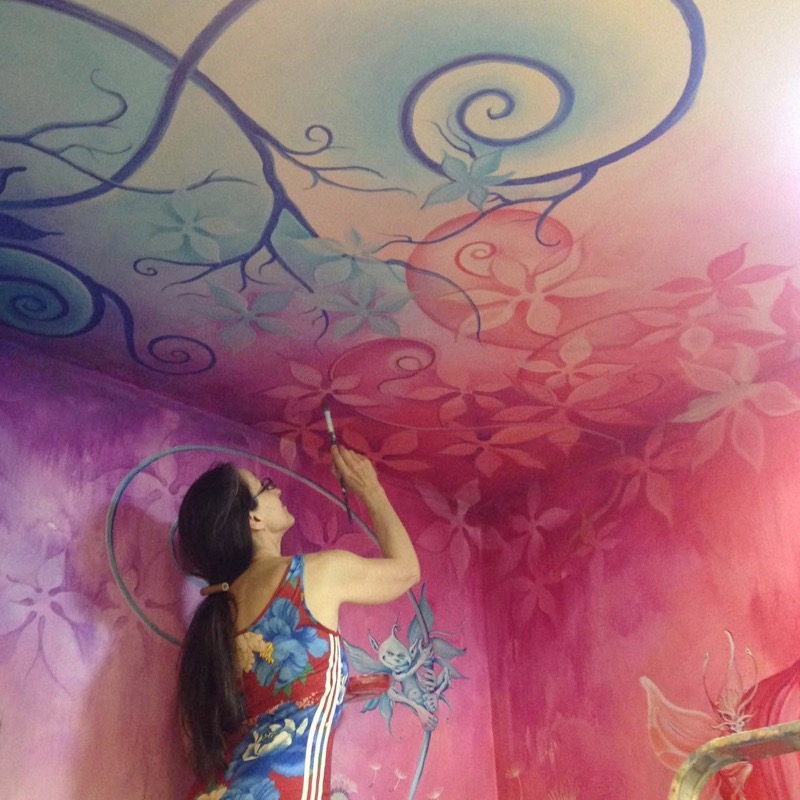 Anna maluje mural na suficie